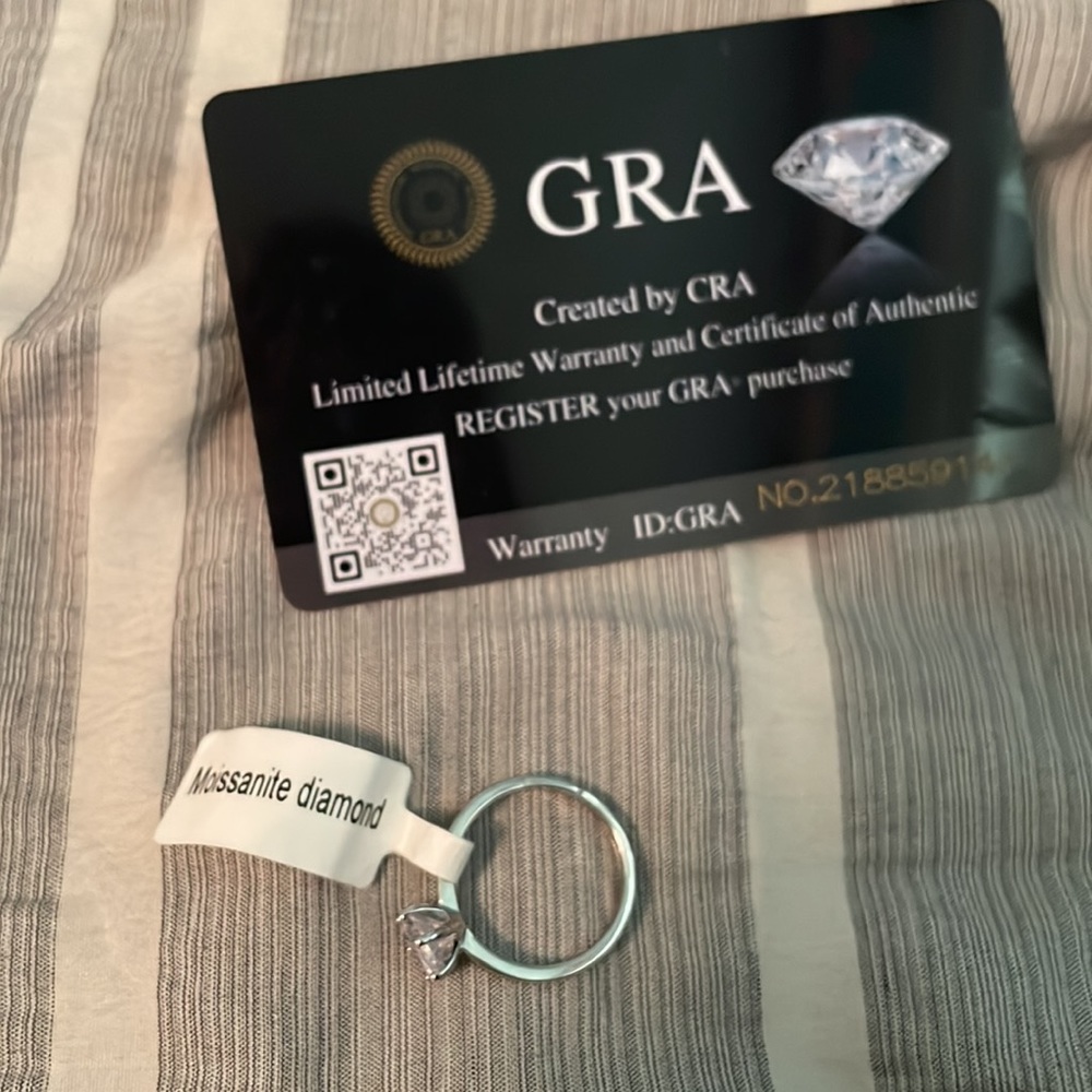 A ring - Picture 2 of 4